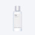 MIXSOON Galactomyces Ferment Essence Imaginea înfățișează o mână care ține cu grijă o sticlă de Mixsoon's Beta-Glucan Face Essence. Acest produs este o dovadă a angajamentului mărcii față de minimalism și eficacitate. Flaconul transparent și eticheta curată a esenței reflectă puritatea și simplitatea formulei din interior
